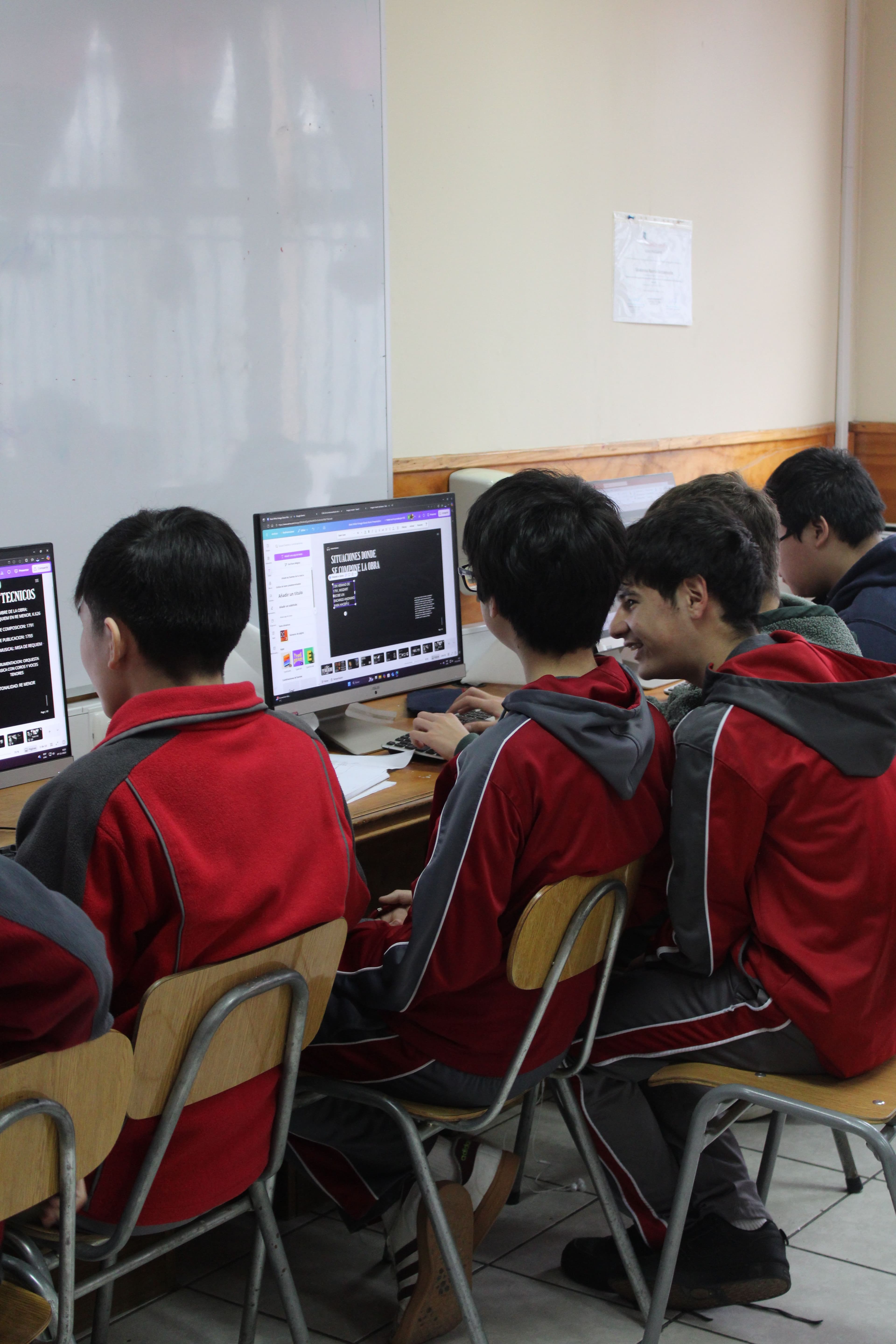Estudiantes de medio en actividad de computación